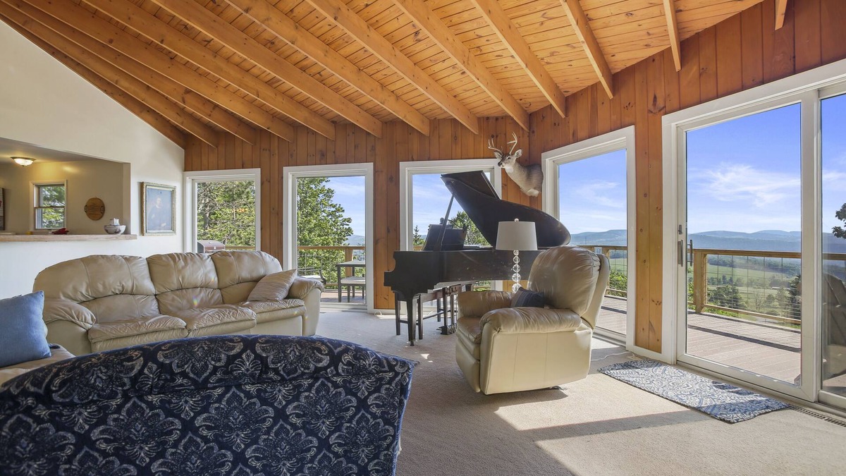 Tunkhannock Cabin | Large Mountain Retreat Spectacular Views King Suite Spa!