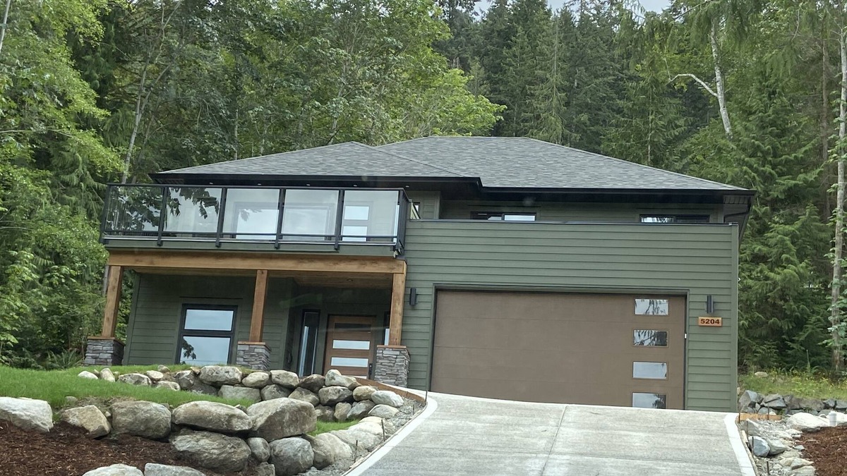 Madeira Park House | Large new home on the beautiful Sunshine Coast. Great hiking, kayaking and views