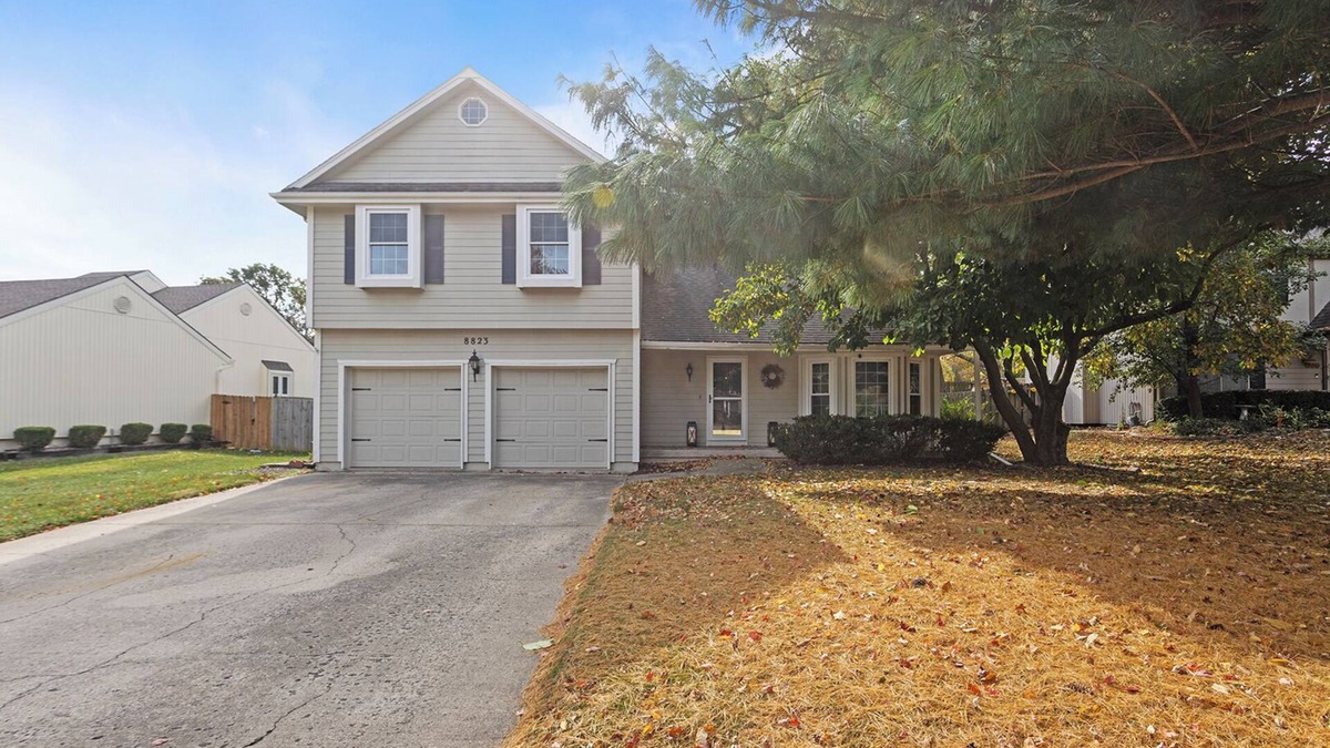 Overland Park House | Large Newly Updated w/6 King Beds!FencedYard