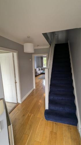 Ongar Apartment | Large Newly updated 3BD Duplex 20Min to Airport