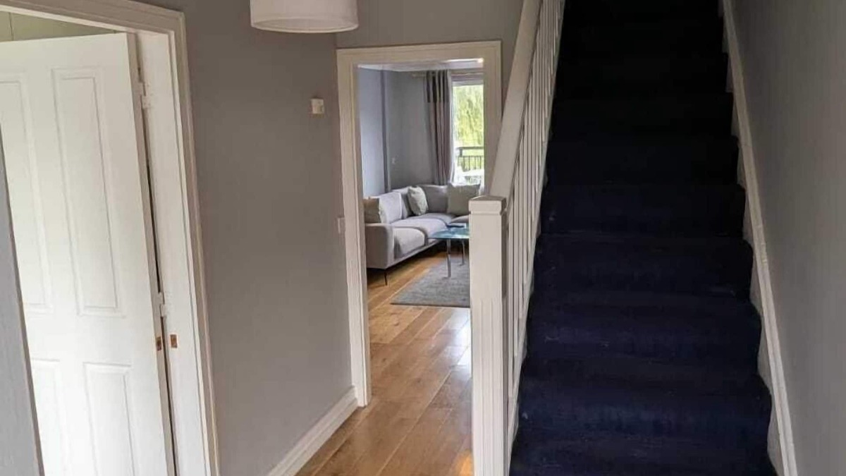 Ongar Apartment | Large, Newly updated 3BD Duplex, 20Min to Airport