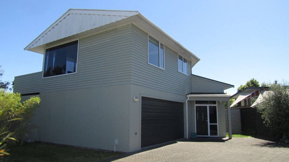Richmond Heights House | Large Family home, close to the Lake & has Wi-Fi
