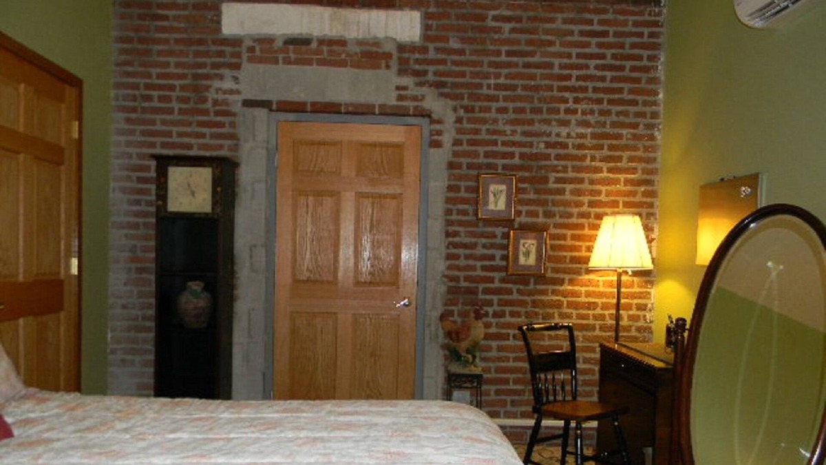 Alverton Condo | Large One Bdrm Condo In Historic Building- Many Outdoor Activities