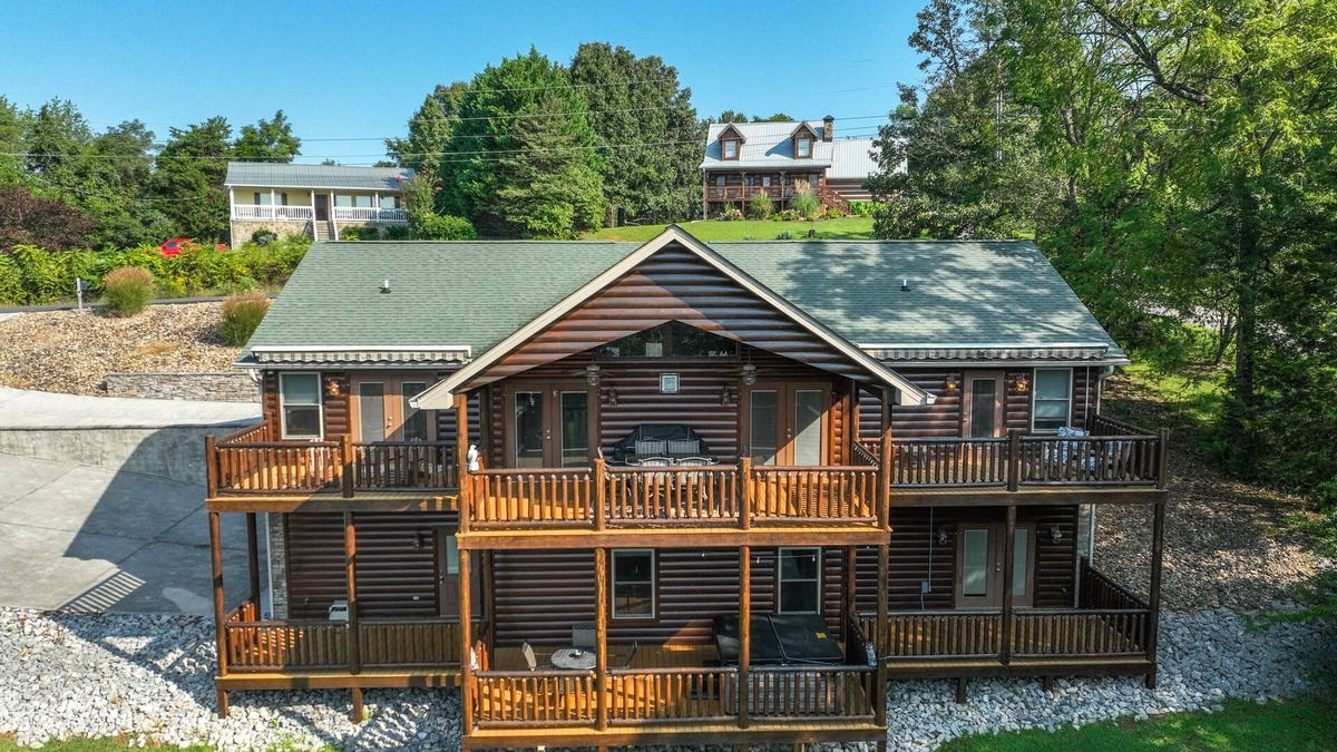 Kodak Cabin | 🏔Large Open Cabin, Jaw Dropping Views, Hot Tub and more! 🌊
