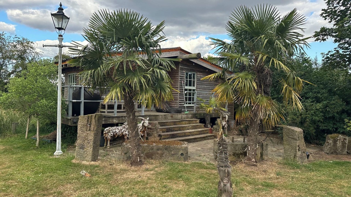East Drayton Cabin | Large open plan cabin in Weston, Newark hot tub WiFi wood stove pets parking