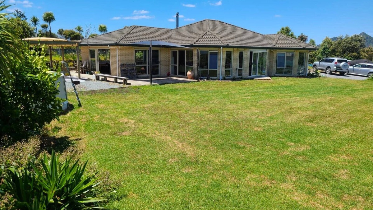 Parua Bay House | Large open plan home with outstanding views and sun - Close to shops and beach