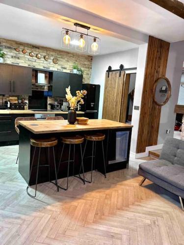 Hadfield House | Large Peak District National Park Holiday House