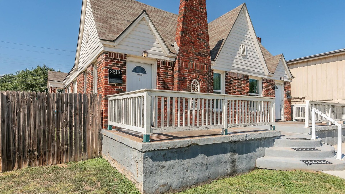 Fort Worth Cultural District House | Large Pet Friendly House Walking Distance To Will Rodgers Stadium/Dickies Arena