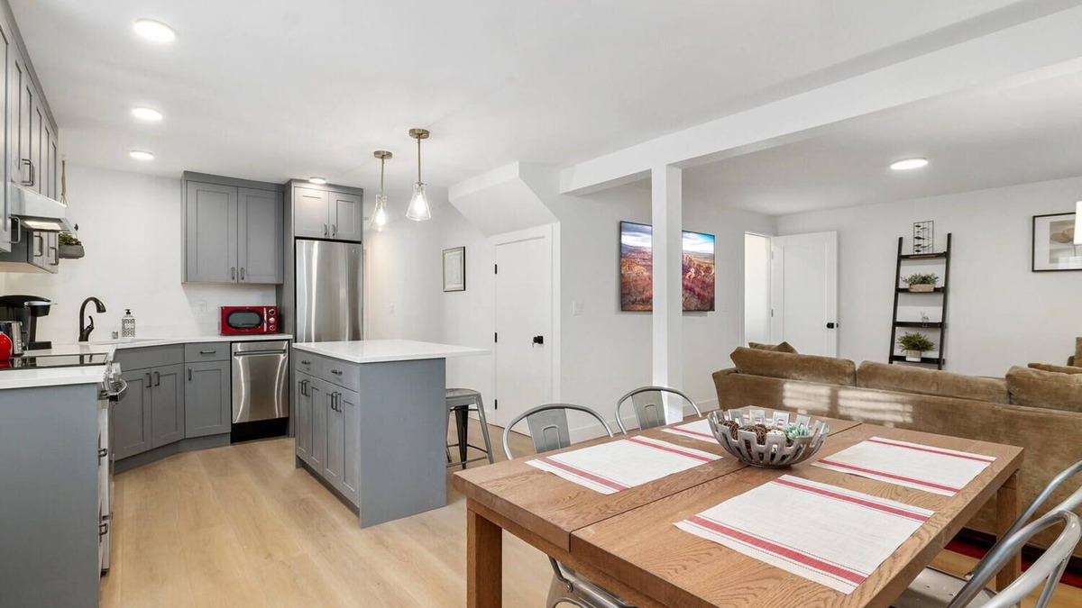 Bryant House | Large Private Apartment. One block to Burke Gilman & Bus. .5M to Children's