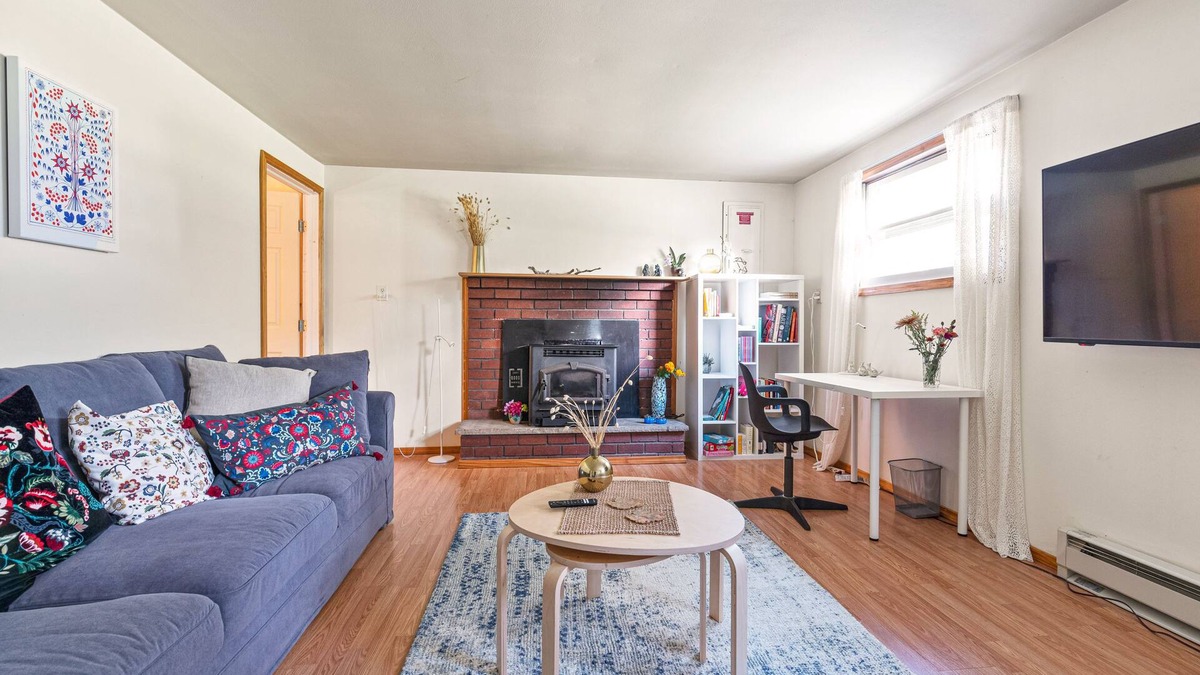 Town of Lloyd Apartment | Large Private Apt w King bed near New Paltz