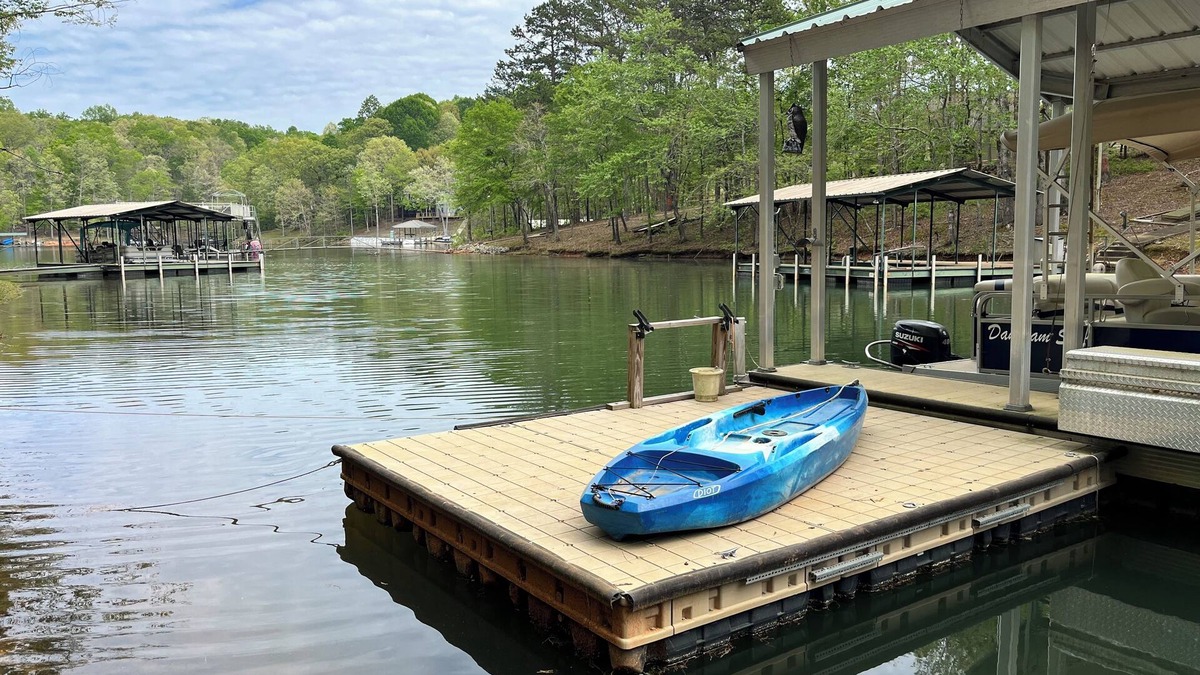 Reed Creek House | Large Private Lake Front home on level lot, kayaks, fire pit FREE firewood!