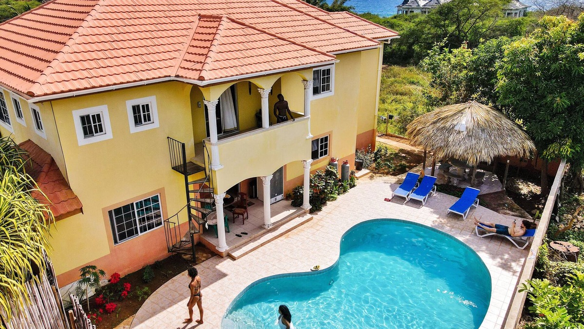 Treasure Beach Villa | LARGE Private Pool - 1 minute walk to beach AC in ALL bedrooms !
