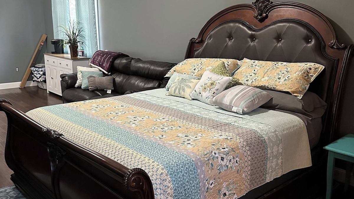 East Point Bed & Breakfast | Large private room in a large home nestled in the mountain of Johnson county Ky.