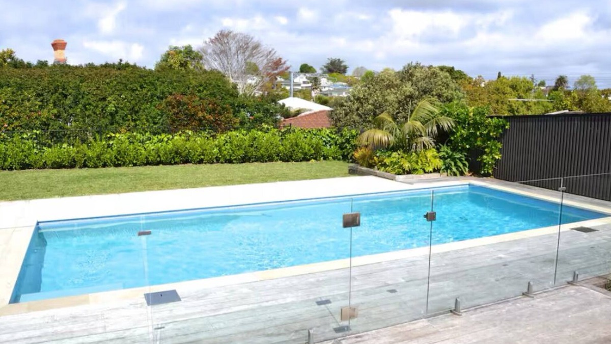 Mount Albert House | Large private secure home, spa, off st parking, aircon, 5 kms to city,