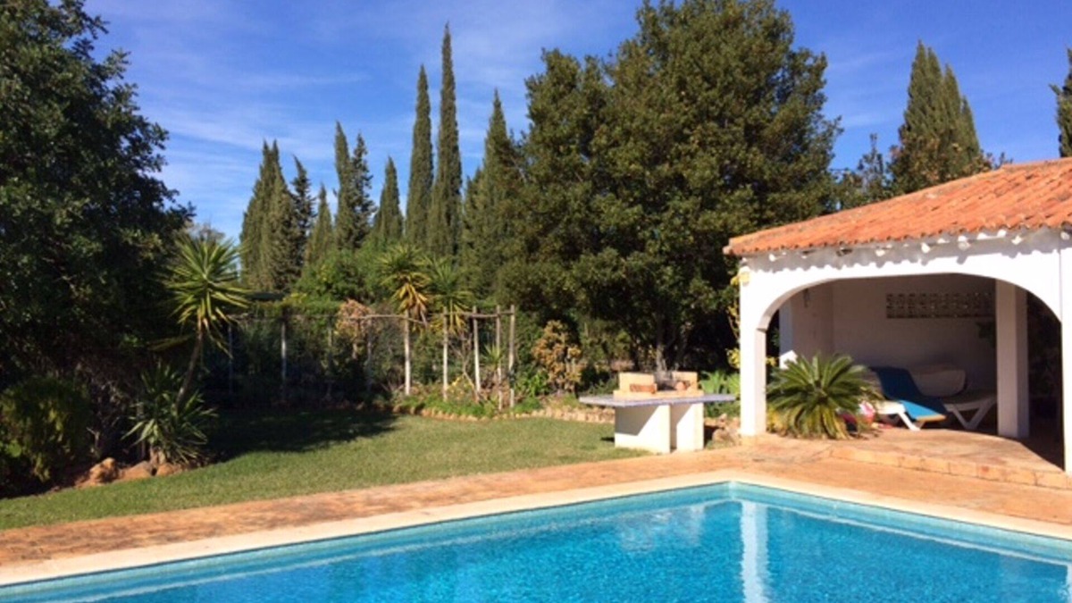 Portimao Villa | Large private villa with swimming pool, large garden, four bedrooms, lounge and dining room. Calmly