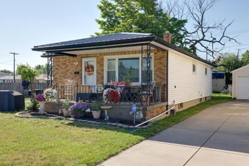 Tonawanda House | Large Private Yard Home 14 Mi to Niagara Falls!