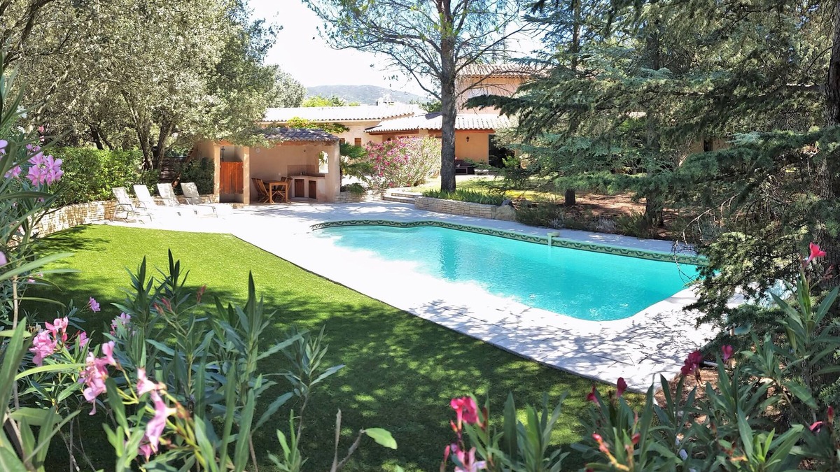 Lauris Villa | Large Provencal villa with swimming pool, in the Parc du Luberon, Provence