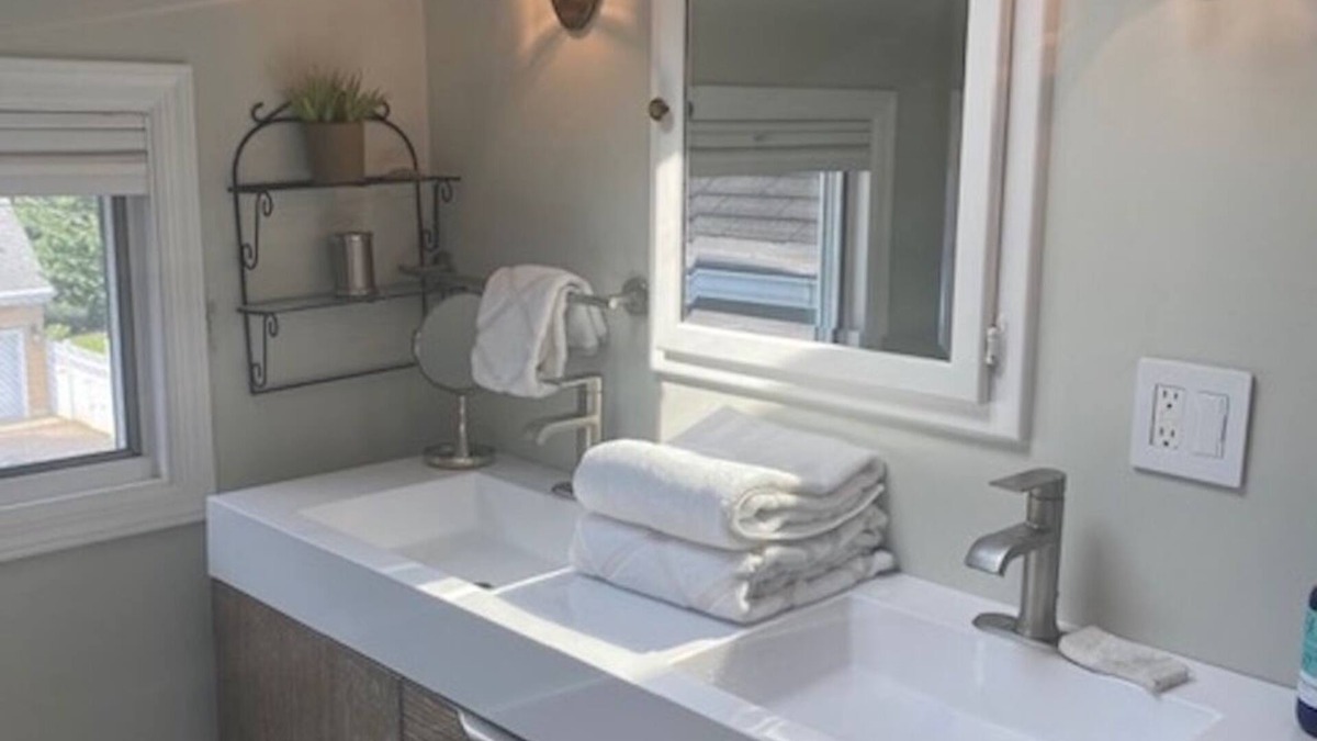 Greenwich Apartment | Large, Quiet and Sunny Studio Downtown Greenwich, CT