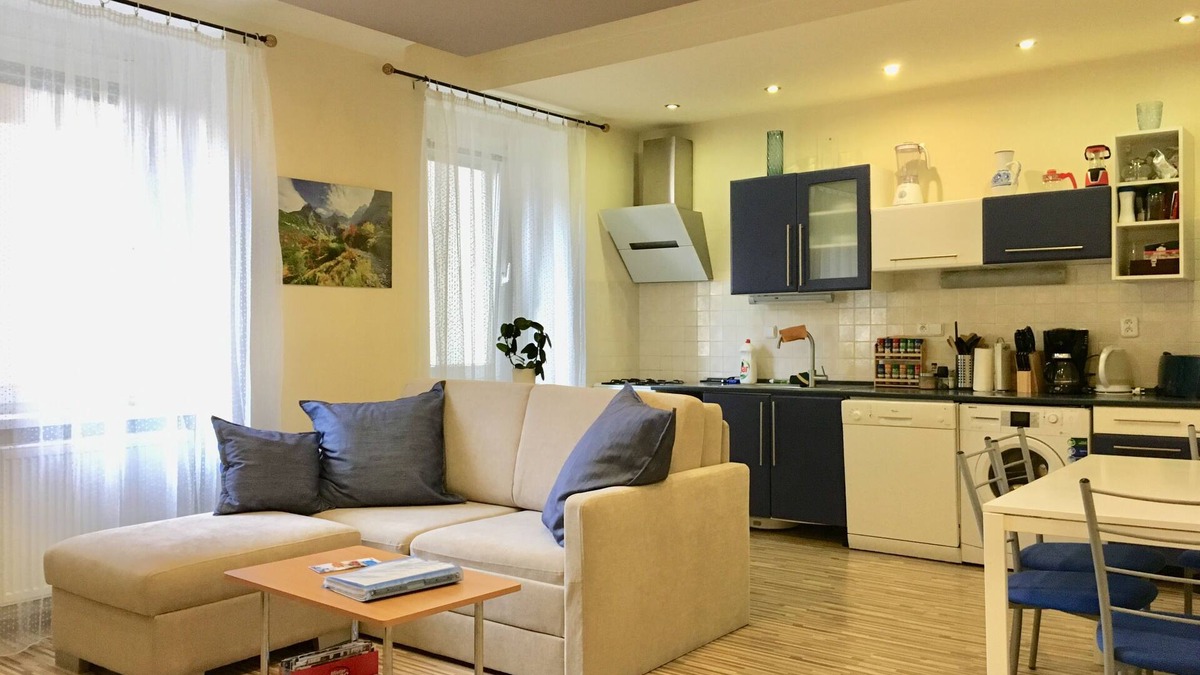 Old Town Apartment | Large-quiet-safe Apt Blue, Old Town Heart-AC+DRYER+Total Blackout+WIFI+Parking