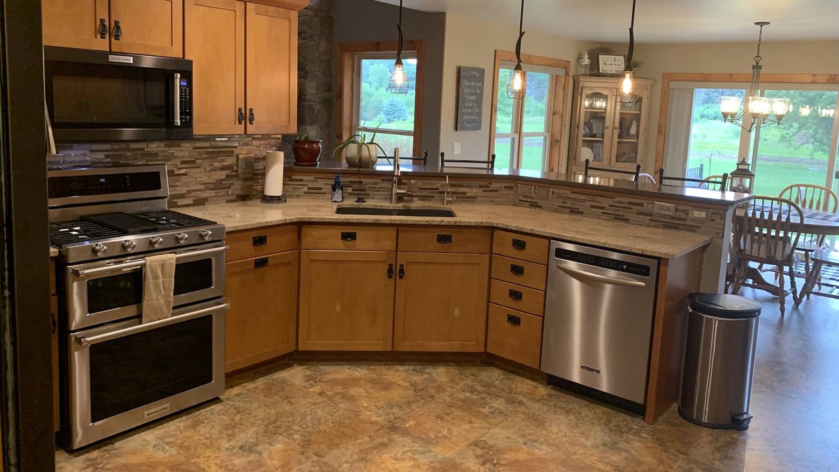 Oshkosh House | Large Ranch Style Home- 2 minutes to EAA & Oshkosh Attractions!