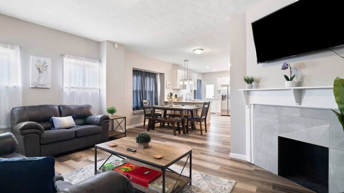 Detroit - Shoreway Apartment | Large Remodeled 4 Bedroom! Only 7 Minutes to Downtown!