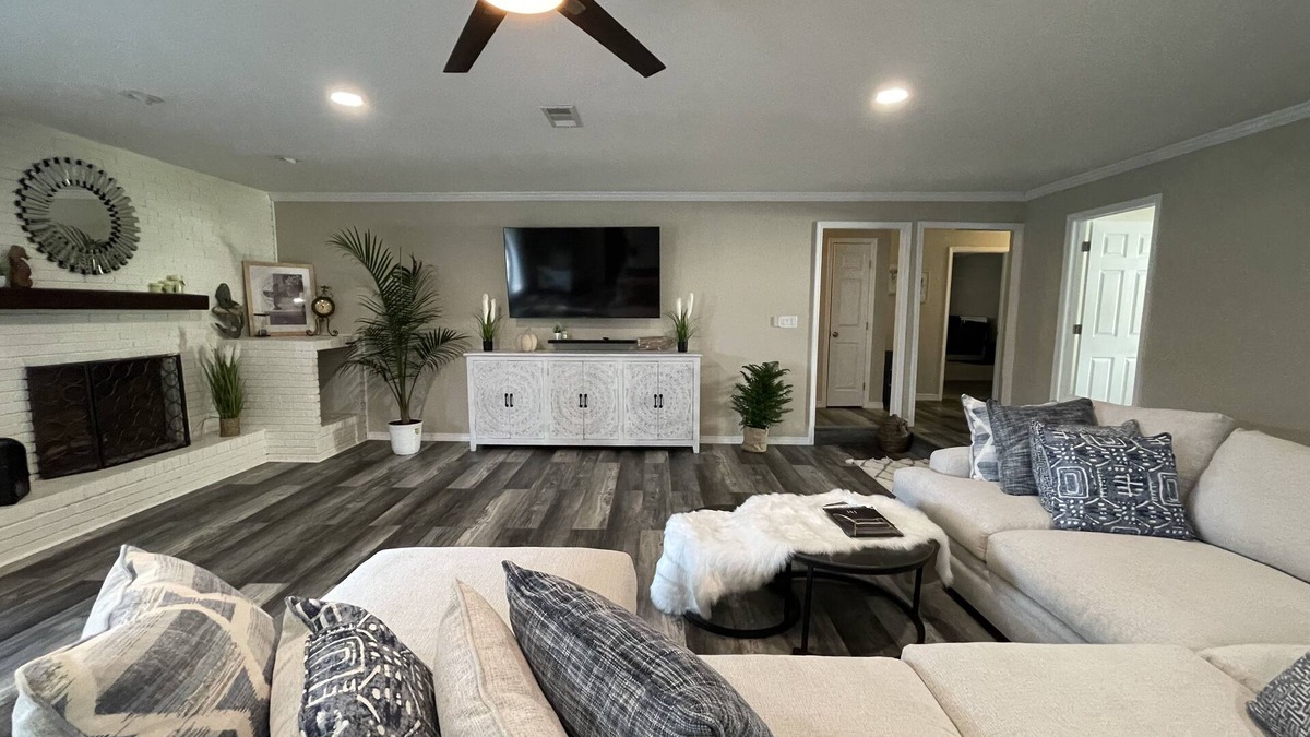 Southeast Pensacola House | Large Remodeled Central Located Minutes to the Beach & Downtown Free Big Parking