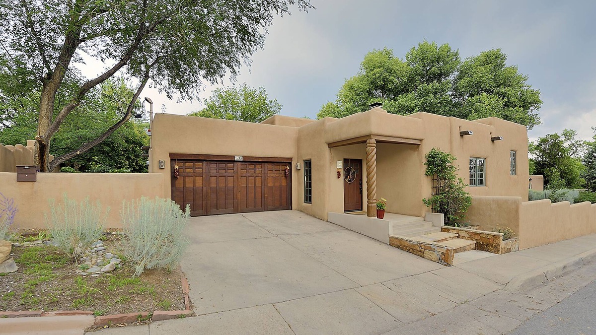 Historic Eastside House | Large Remodeled Home in Historic District, HOT TUB, 10 minute walk to Plaza!
