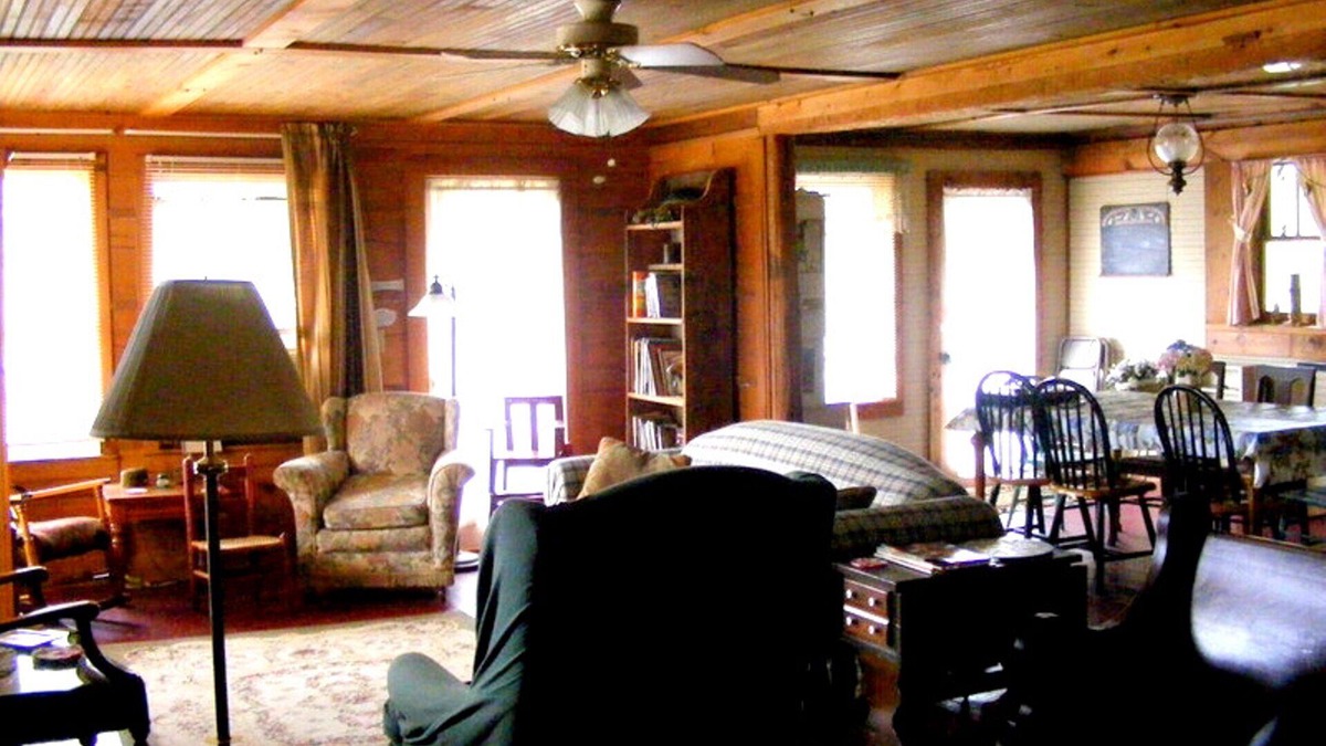 Hardy Cabin | Large remolded hunting lodge with beautiful views of the Spring River Falls