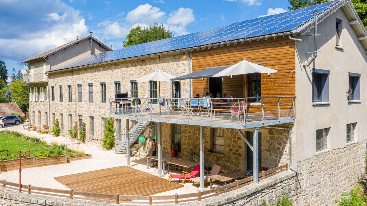 Le Chambon-sur-Lignon Cottage | Large renovated house, billiards, foosball, river view, terrace, various activities