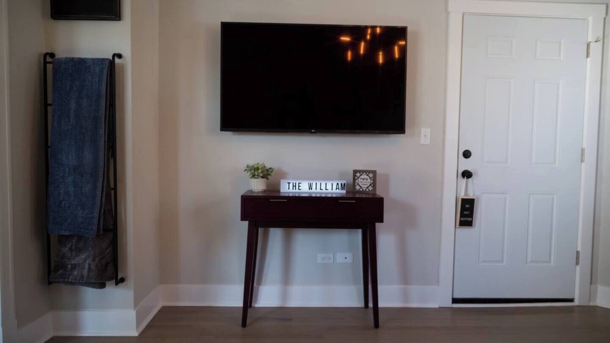 Forest Park Apartment | Large Renovated 1st FL Suite Forest Park/Oak Park