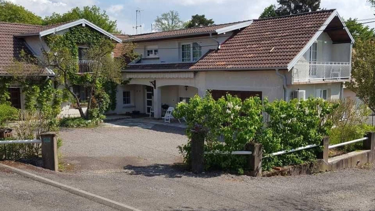 Froideterre Cottage | Large Renovated Family House in Froideterre