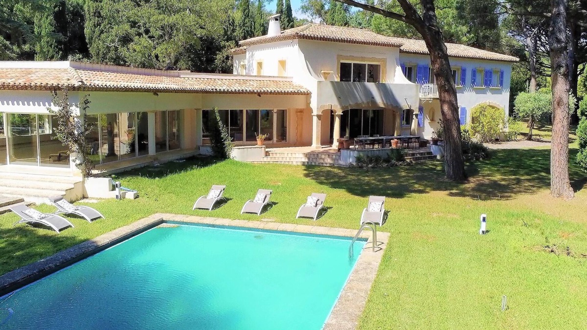 Guerrevieille Villa | Large renovated property with sea view, indoor pool, beaches 50 meters away