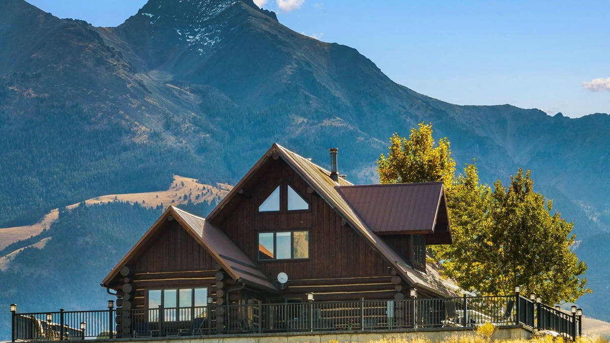 Pray House | Large riverfront home, fishing, firepit, close to Chico and Yellowstone