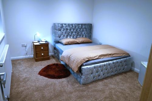 Fairlop Apartment | Large Room 3
