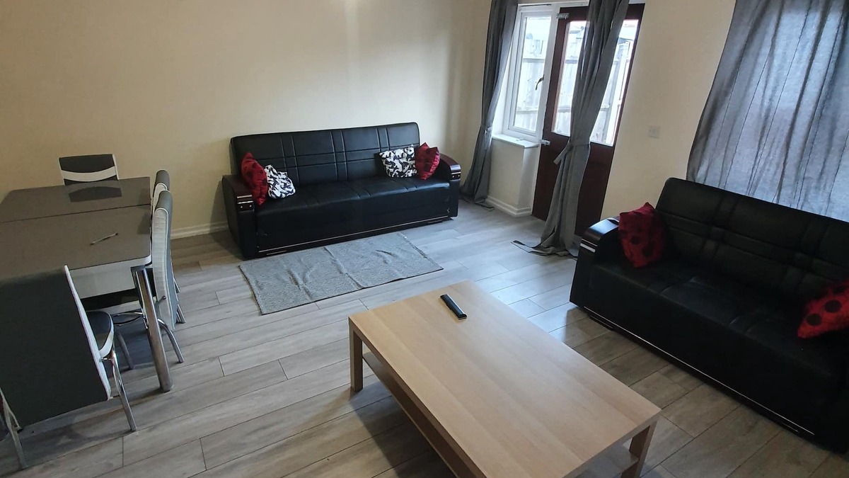 Livesey House | Large Room (Sleeps 3) CLOSE TO CENTRAL LONDON