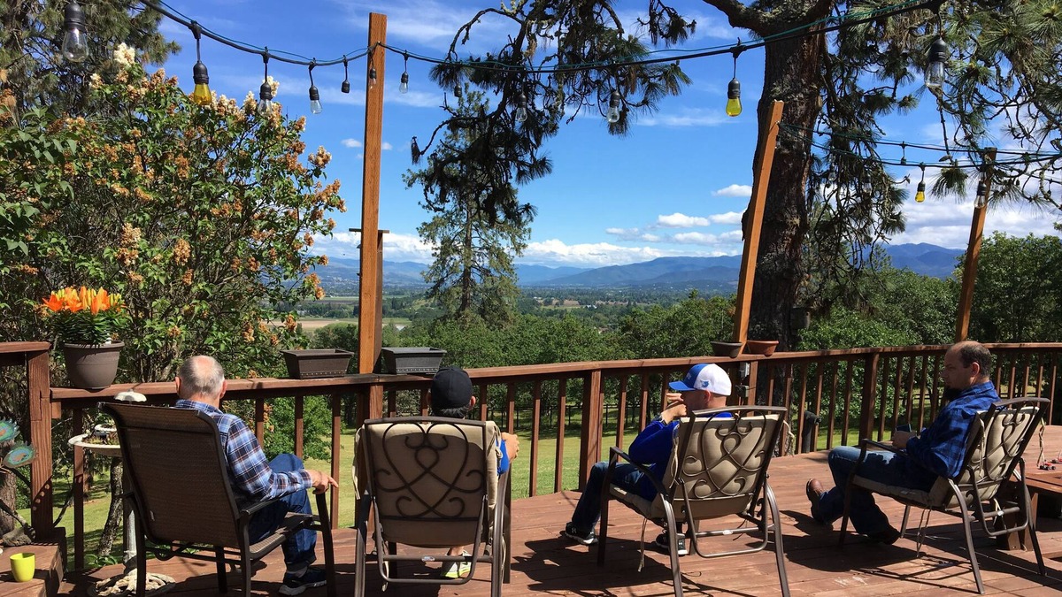 Central Point Other | π Large Scenic Home with Spectacular views!! Jacuzzi + Sleeps up to 8