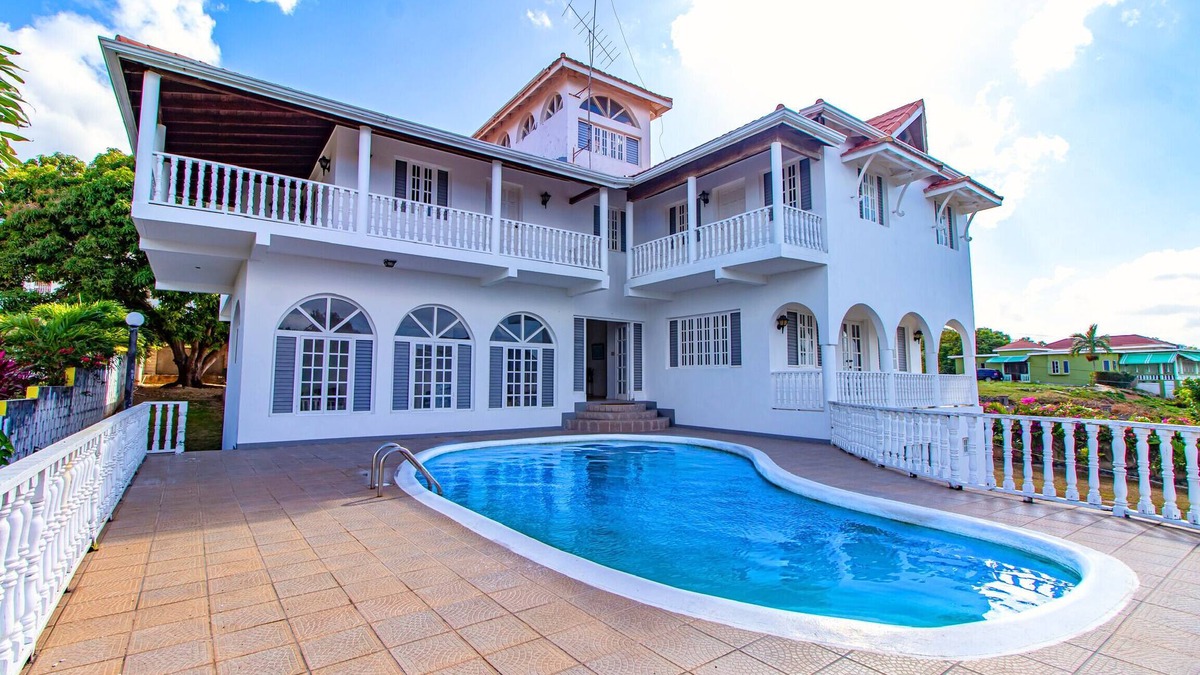 Discovery Bay Villa | Large Seaview 3 Bedroom Villa with Private Pool, Terrace & Parking