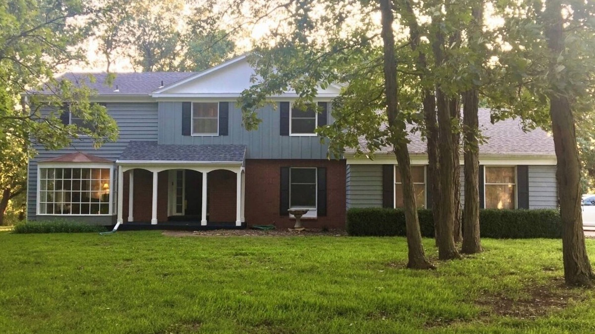 Grantville House | Large secluded 4 bedroom home in the timber with views of Perry Lake.