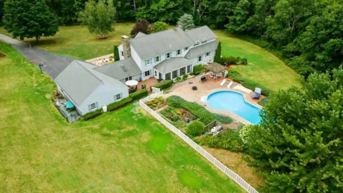 Falls House | Large Secluded Home w/Private Pool, Hot-tub, Gym, Game room, and Bar Area.