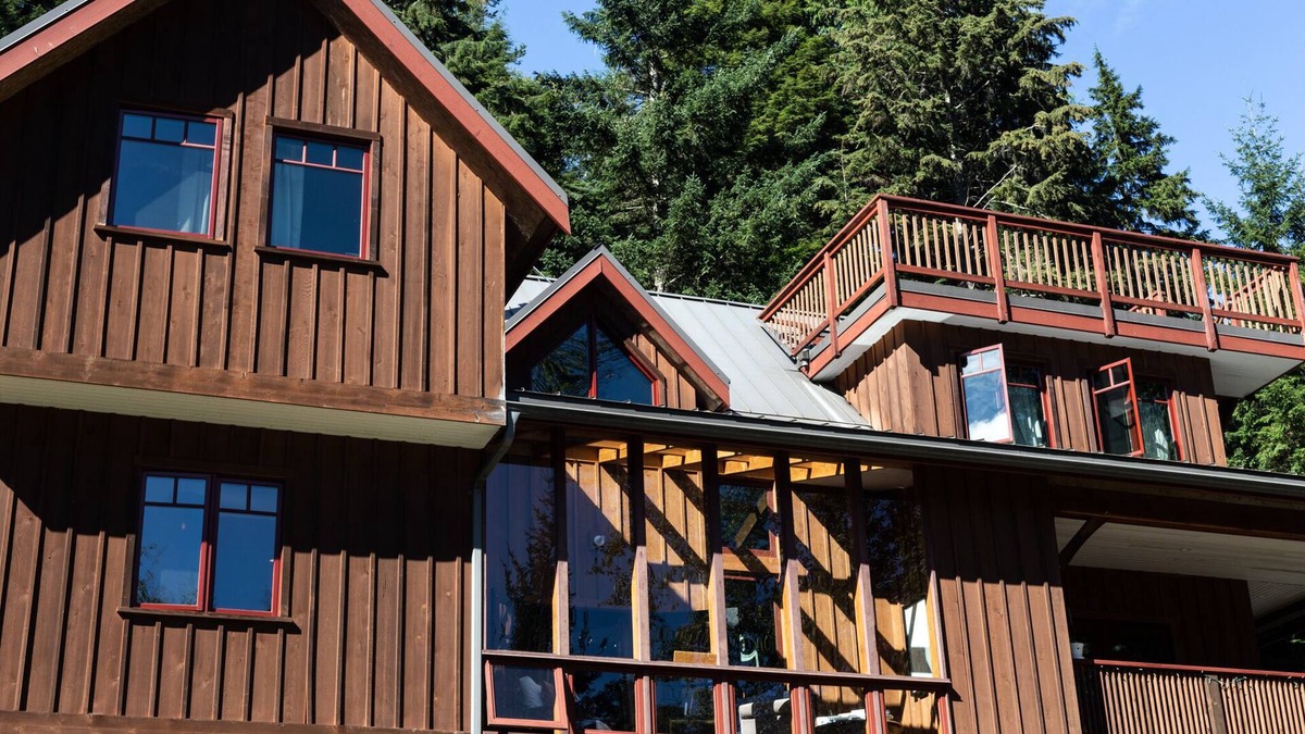 Bowen Island House | Large secluded house in the forest with hot tub