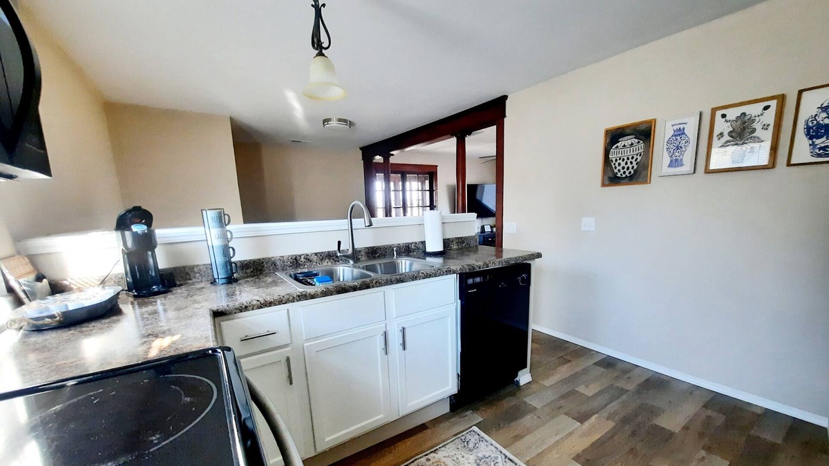 Springfield Apartment | Large second story duplex near Battle Creek and Kalamazoo