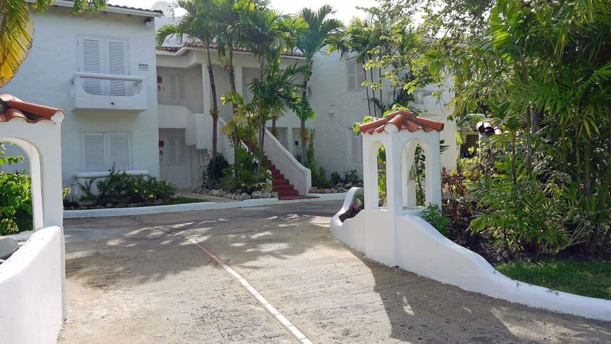 Mullins Apartment | Large, Secure and Comfortable 2 Bedroom Apartment with Pool at Mullins Bay