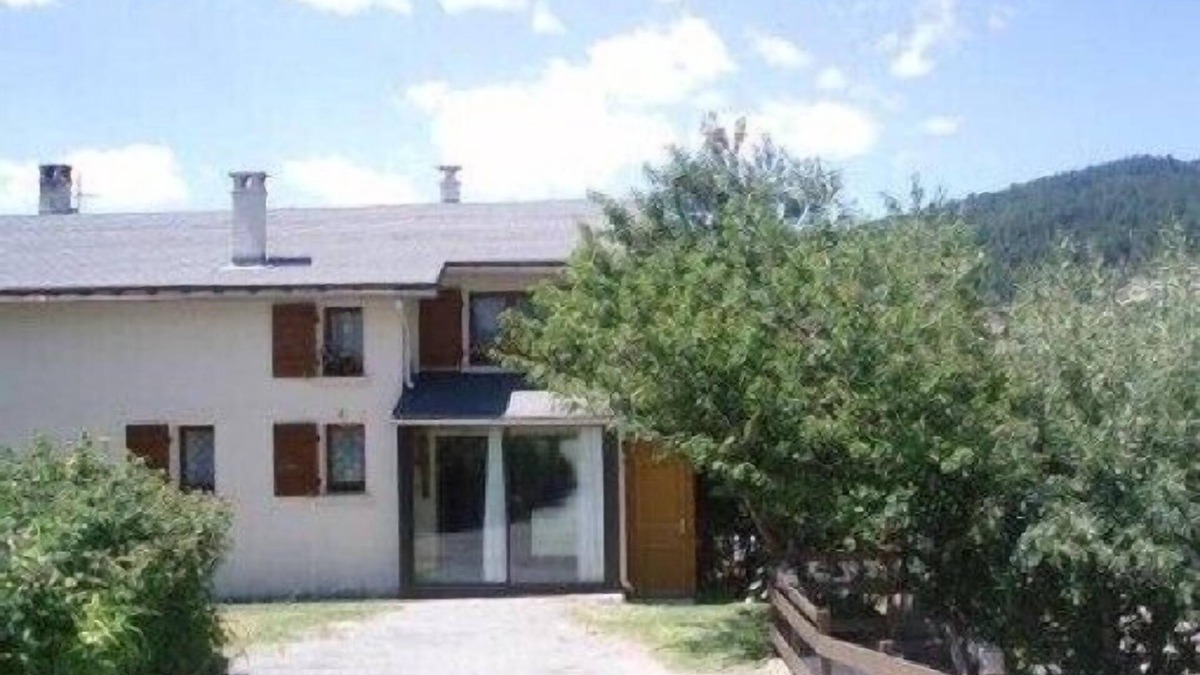 Formigueres Ski Chalet | Large self-catered chalet, mature garden, all mod cons, south oriented veranda