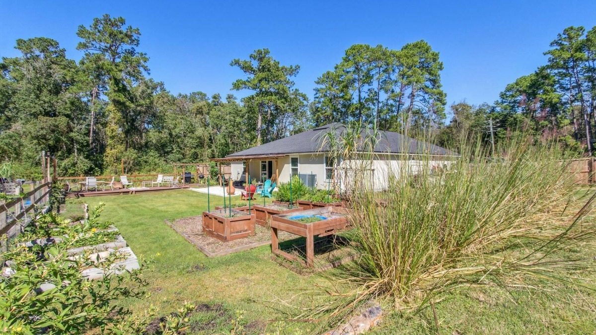 Westside House | Large Serene Fenced Yard |Firepit |Dogs Ok| Herb Garden
