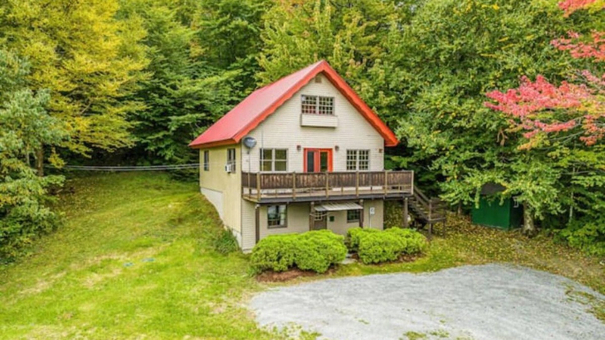 Jeffersonville Ski Chalet | Large Ski Chalet minutes from Smuggler's Notch!