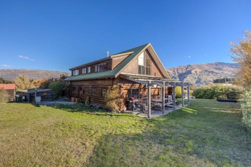 Wanaka Ski Chalet | Large Ski Club Style Lodge, Views, Walk to town