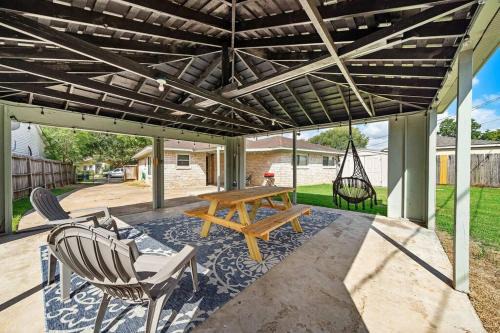 Southbelt/Ellington House | Large South Houston gem with covered patio seating