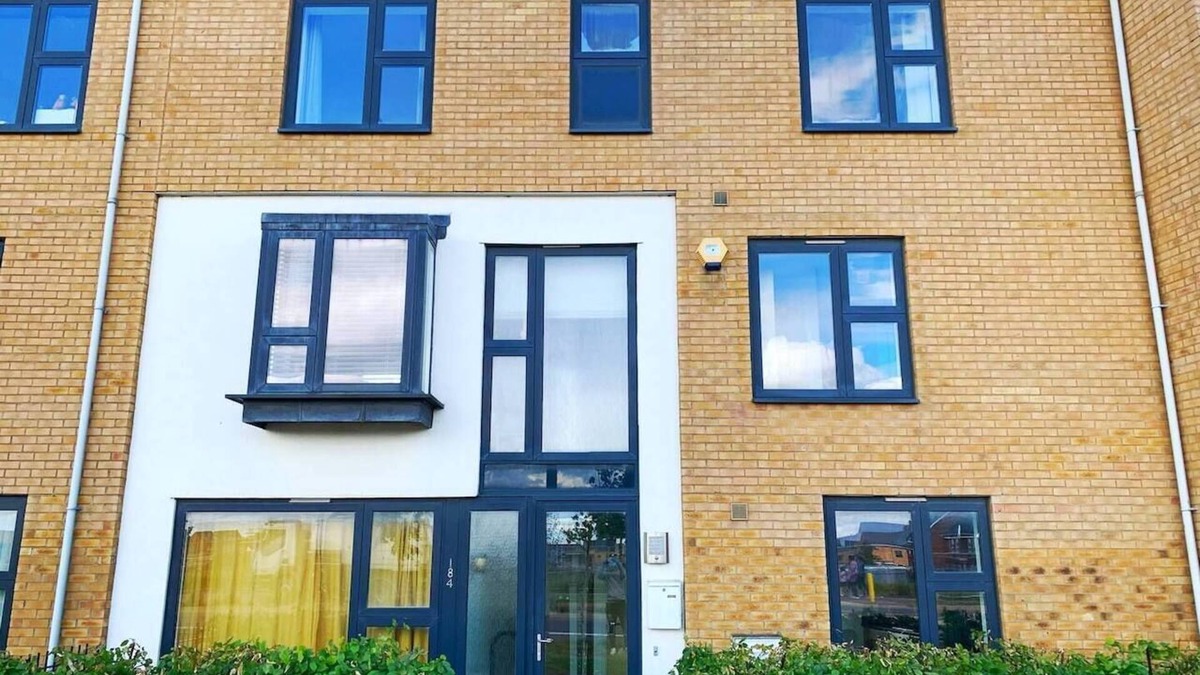 Newport Pagnell House | Large, spacious and cosy 5 bedroom house sleeps up to 9 guests.