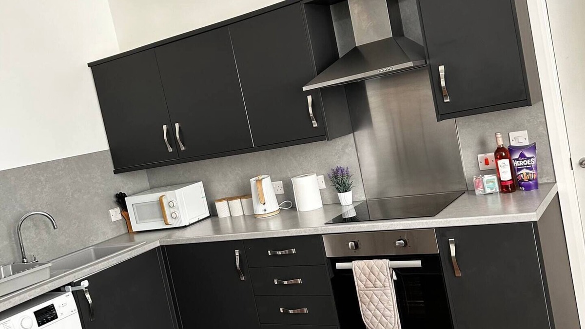 Failsworth Apartment | Large spacious apartment- free parking- sleeps 6nn
