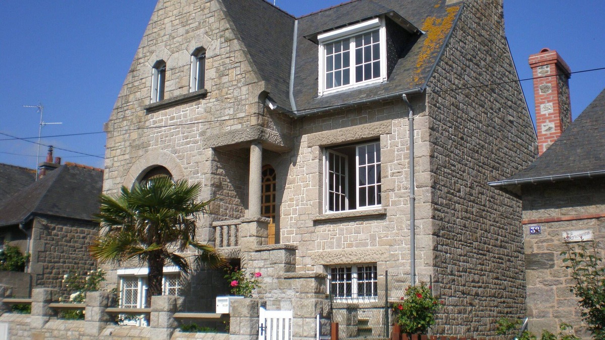 Dinard House | Large spacious five bedroomed house in the centre of Dinard